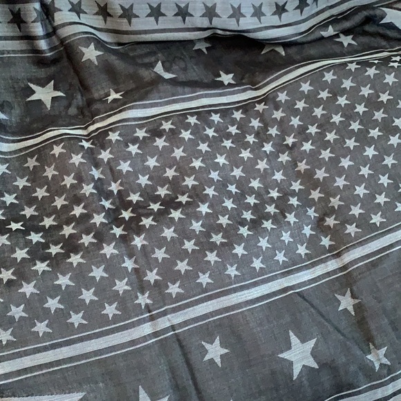 100% Authentic BNIB Givenchy Scarf - Picture 3 of 4